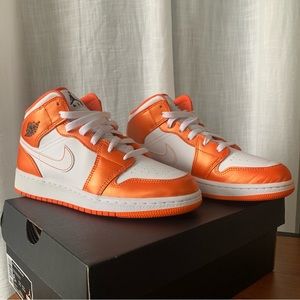 Air Jordan 1 mid SE - electro orange / black / white
